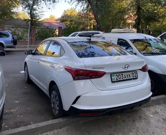 Hyundai Accent 2023 k dispozici k pronájmu v Almaty, s omezením ujetých kilometrů 300 km/den.