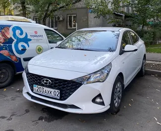 Přední pohled na pronájem Hyundai Accent v Almaty, Kazachstán ✓ Auto č. 17487. ✓ Převodovka Automatické TM ✓ Recenze 0.