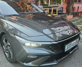 Vista frontal de un Hyundai Elantra de alquiler en Almaty, Kazajstán ✓ Coche n.º 17539. ✓ Automático TM ✓ 0 opiniones.