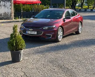 Přední pohled na pronájem Chevrolet Malibu na letišti Kutaisi, Georgia ✓ Auto č. 15144. ✓ Převodovka Automatické TM ✓ Recenze 0.