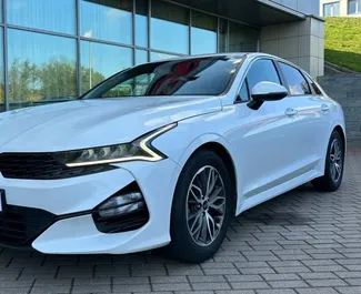 Vooraanzicht van een huurauto Kia K5 in Minsk, Wit-Rusland ✓ Auto #17482. ✓ Transmissie Automatisch TM ✓ 0 beoordelingen.