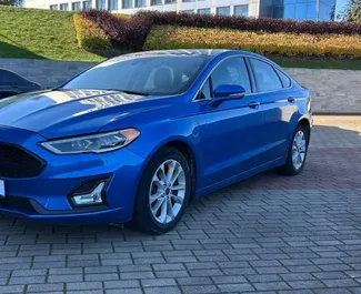 Vooraanzicht van een huurauto Ford Fusion Sedan in Minsk, Wit-Rusland ✓ Auto #17483. ✓ Transmissie Automatisch TM ✓ 0 beoordelingen.