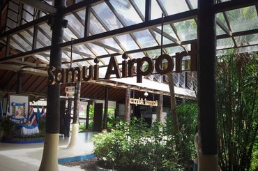 サムイ空港にてで車を借りる